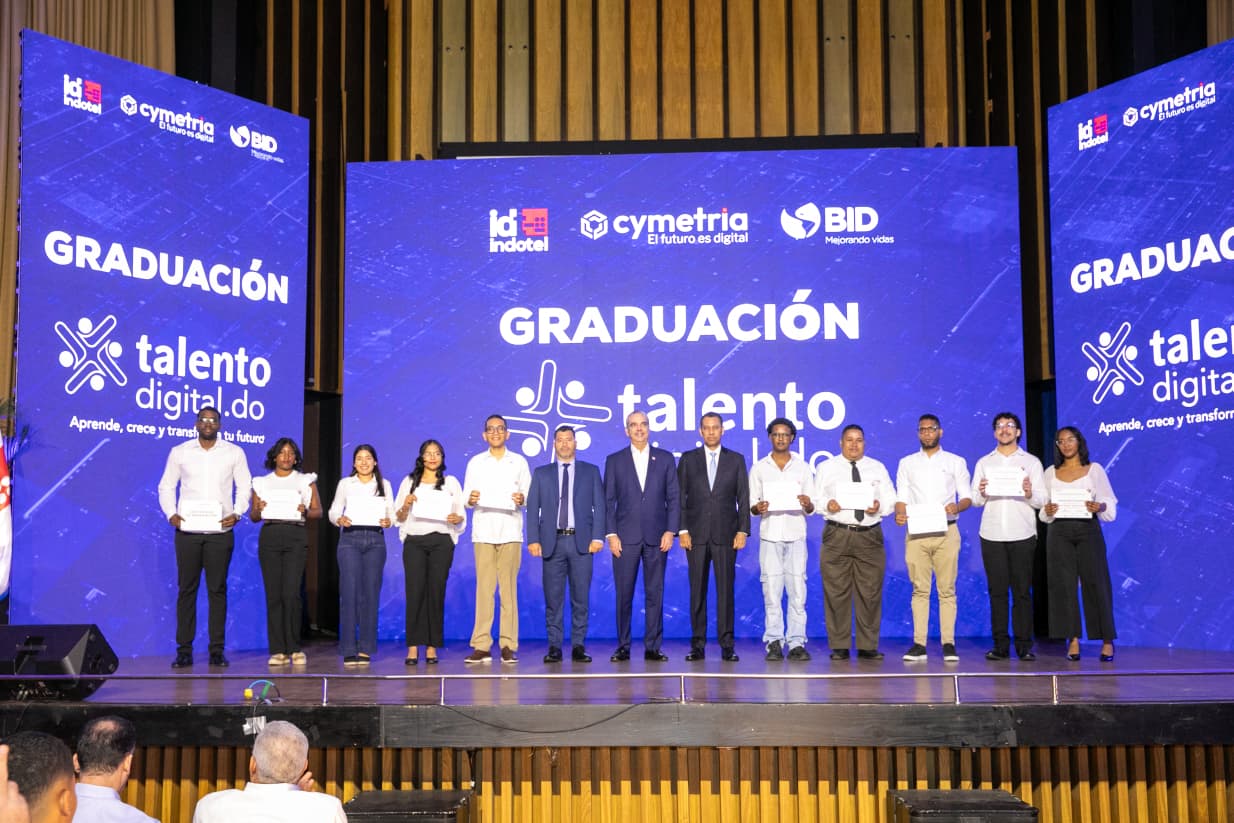 Abinader impulsa la economía digital 5,000 jóvenes se gradúan para cubrir la demanda laboral tecnológica