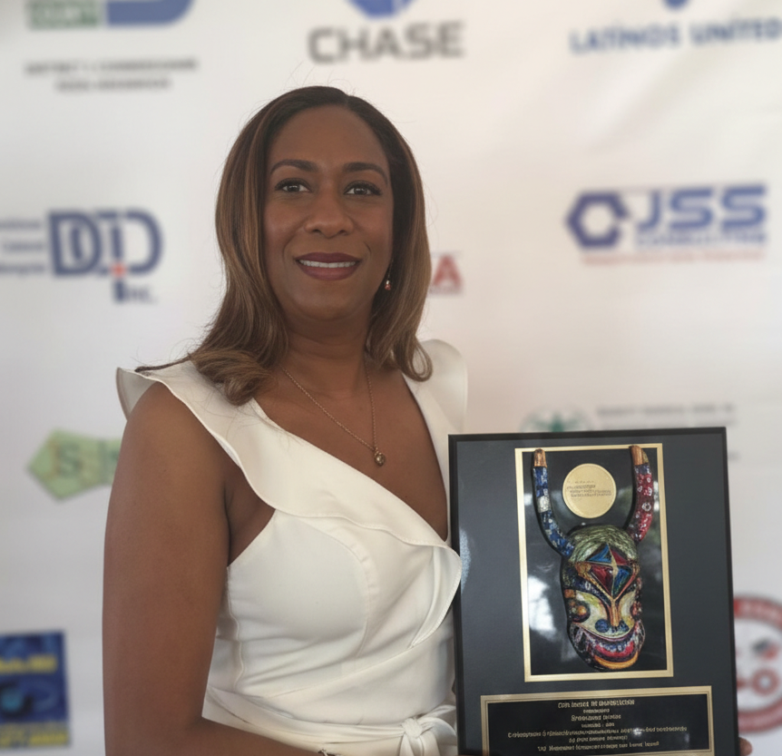 Elizabeth Cartron es galardonada por su liderazgo en la XX Semana de la Herencia Cultural Dominico-Americana