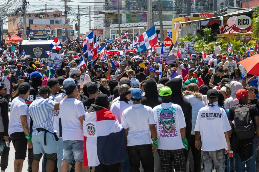 Multitud respalda marcha en Los Mina contra la migración haitiana irregular