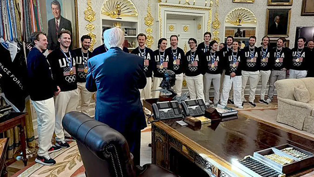 Oro en el Despacho Oval Donald Trump celebra la victoria del equipo de hockey de EE. UU.