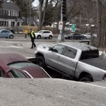 Socavón gigante en Nebraska Dos vehículos caen al vacío en plena vía de Omaha