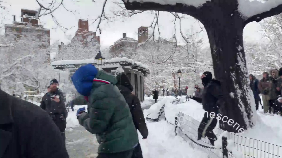 Tensión en Washington Square Park Abuchean y lanzan bolas de nieve a policías de Nueva York