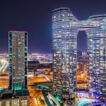 Un hombre capta desde su terraza el paso de un misil sobre el cielo de Dubái