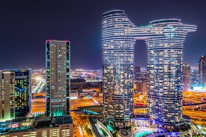 Un hombre capta desde su terraza el paso de un misil sobre el cielo de Dubái