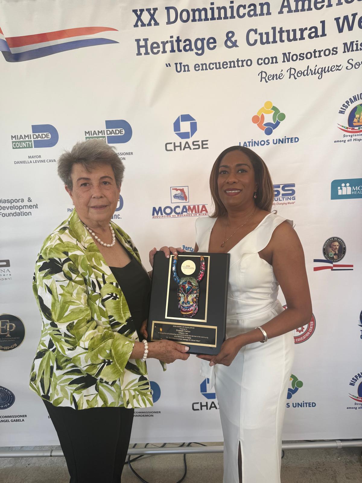 Elizabeth Cartron es galardonada por su liderazgo en la XX Semana de la Herencia Cultural Dominico-Americana