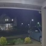 Vuelo y terror en Oregón Captan el momento en que un auto sale disparado contra una vivienda