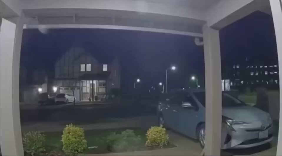 Vuelo y terror en Oregón Captan el momento en que un auto sale disparado contra una vivienda