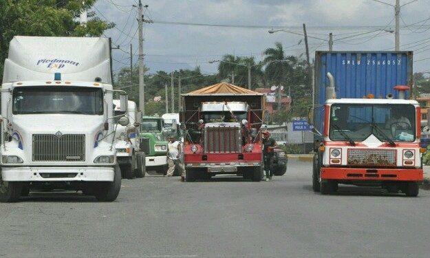Conductores mayores de 65 años deben renovar licencia con mayor frecuencia en República Dominicana